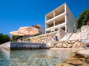 Apartment in Supetarska Draga by the Beach