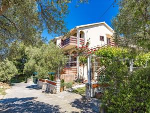 Apartment in Supetarska Draga near Sandy Beach