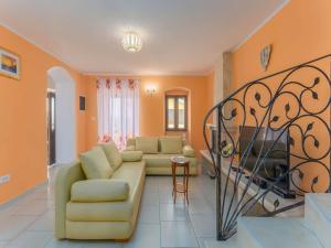 Villa in Skitaca with Pool and Sea Views