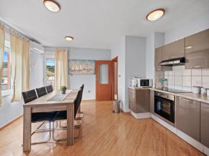 Serene seafront apartment in Kampor