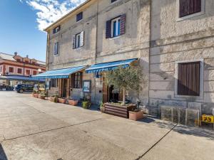 Apartment in Cres with Sea View and Old Town