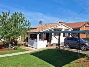 Family apartment with garden in quiet Pula - Škatari