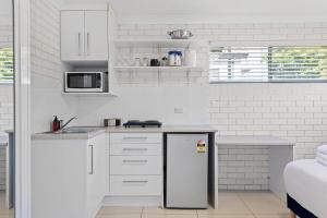 Cozy Studio Near Gabba with AC, Comfy Bed & Laundry