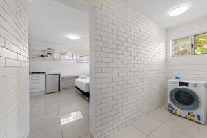 Cozy Studio Near Gabba with AC, Comfy Bed & Laundry