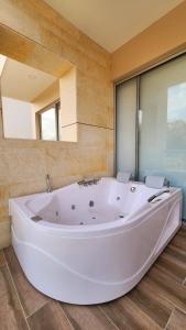 Con jacuzzi privado, laguna y Paddle board