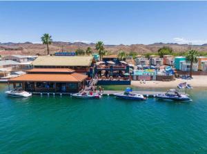Guitars & Tiki Bars, Roadrunner Resort