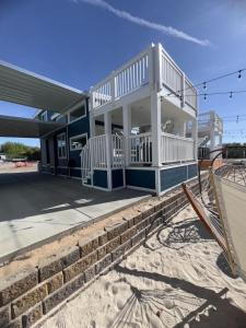 Guitars & Tiki Bars, Roadrunner Resort