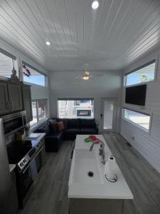 Guitars & Tiki Bars, Roadrunner Resort