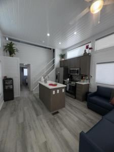 Guitars & Tiki Bars, Roadrunner Resort