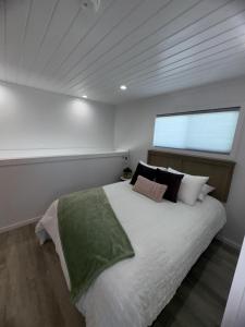 Guitars & Tiki Bars, Roadrunner Resort