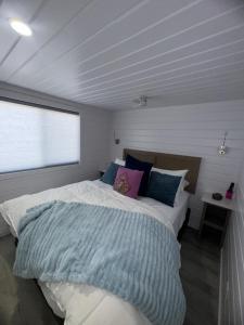 Guitars & Tiki Bars, Roadrunner Resort