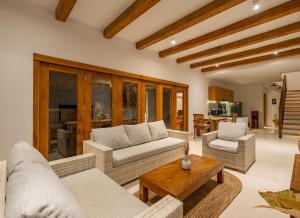 Tropical 3BR Villa Dona 8min to Beach By OriVista