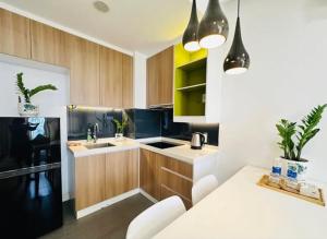 APARTMENT AIRPORT - KING BED - Free Pool & Gym & Kids room