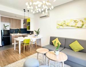 APARTMENT AIRPORT - KING BED - Free Pool & Gym & Kids room