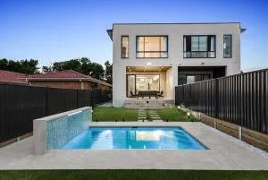 Serene Oasis with Pool - Holroyd