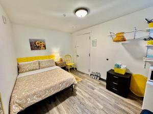 Private Room with Shared Bathroom on the 1st Floor 10 minutes Walk to University of Washington
