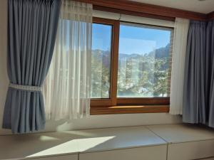 Spacious Mountain Sunset View