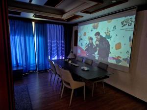 Spacious Mountain Sunset View