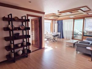 Spacious Mountain Sunset View