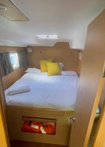 Barco para dormir sobre el Mar