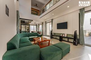 StayVista at Horizon Villa with Pool & BBQ