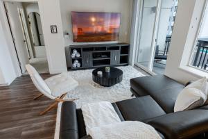 Convention Ctr Style-2BR Pool,Hot Tub,Gym,Theatre