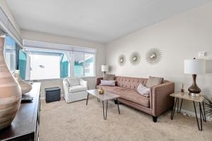 Beachside Apartment with Laundry AC Patio