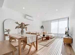 Spacious 1-Bed Apartment with Gym, BBQ & Parking - Fyshwick