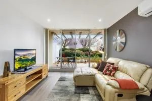 MadeComfy Spacious Canberra Living with Courtyard - Tuggeranong
