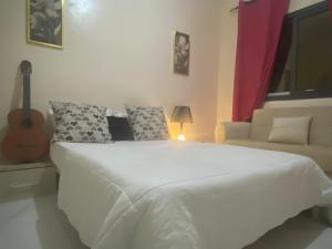 Chambre spacieuse propre et serviettes