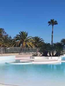Village Vacances CAP ESTEREL , AGAY , T2 climatisé vue mer panoramique - accès de plain-pied au calme rare sur le site - Piscines et parking couvert inclus