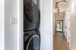 Beautiful Oceanview, Great Location Across the Beach