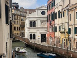 Elegant 2-Bedroom Apartment in Castello 5 min to San Marco