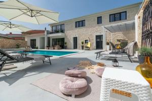 Villa Simone Designer, Modern And Heritage Mix, Umzaunt, Buro