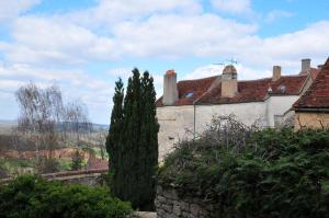 33 Rue St Pierre, 89450 Vézelay, France.