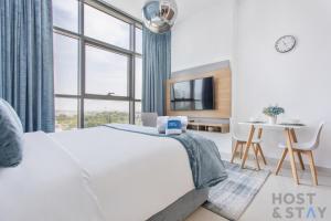 Elegant Studio Without Balcony- Damac Hills, Dubai - Host & Stay