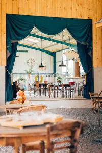 B&B / Chambres d'hotes La roulotte MAGIC ! des Grillots : photos des chambres