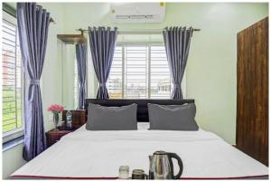 HOTEL PREMIUM AVRO Near Children Park KOLKATA