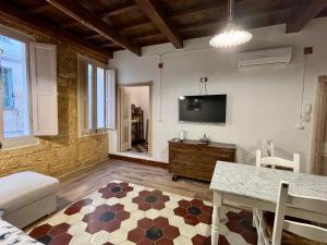 Elegant & Rustic Apartment - Piazza Castello img9