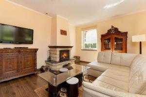 Villa von Valdi with 3 Bedrooms, Sauna & Garden in Chłapowo by Noclegi Renters