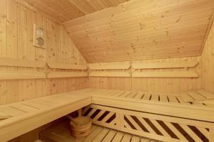 Villa von Valdi with 3 Bedrooms, Sauna & Garden in Chłapowo by Noclegi Renters