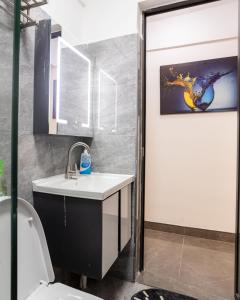 Sky High Luxe - Elegant 2BR Apartment with City Views