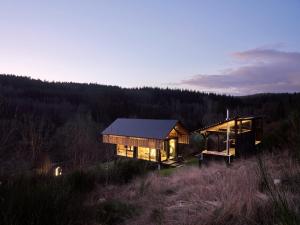 Hutstuf - The Weasel & hottub