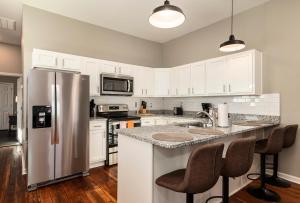 Historic CozySuites 4BR 2BA with a modern touch