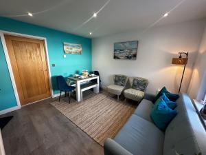 Sunny 2-Bedroom Coastal Stay with Free Parking