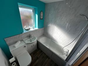 Sunny 2-Bed Coastal Stay with Free Parking