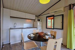 Chalets Les Canonniers - Chalet avec Piscine : photos des chambres