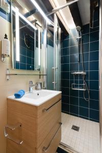 Champs Elysée Near Presidents Palace with and AC