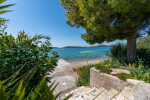 Salamis Blue Retreat -a seafront family apartment