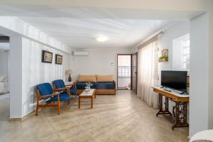 Salamis Blue Retreat -a seafront family apartment